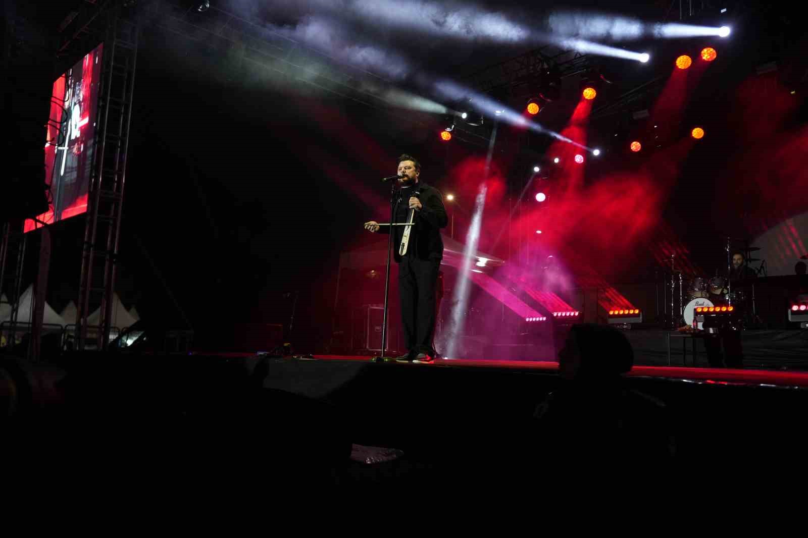 Ekin Uzunlar, Niğde’de unutulmaz bir konser verdi
