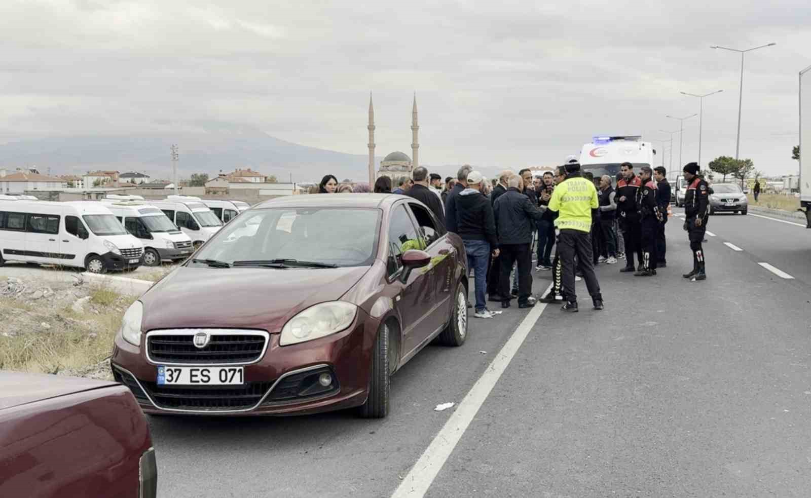 Aksaray’da polis cenazesi sırasında konvoya saldırı: 4 yaralı