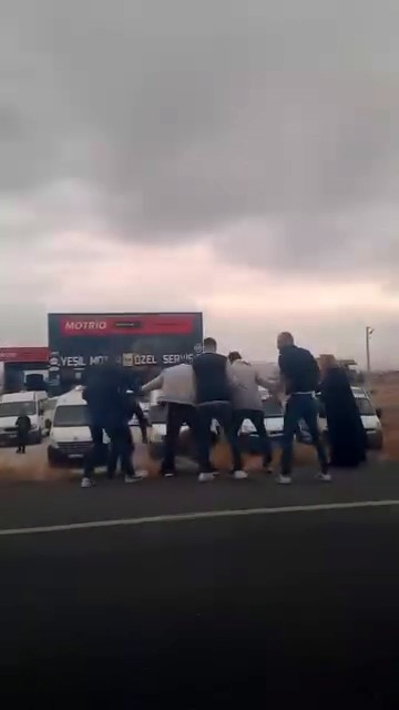 Aksaray’da polis cenazesi sırasında konvoya saldırı: 4 yaralı
