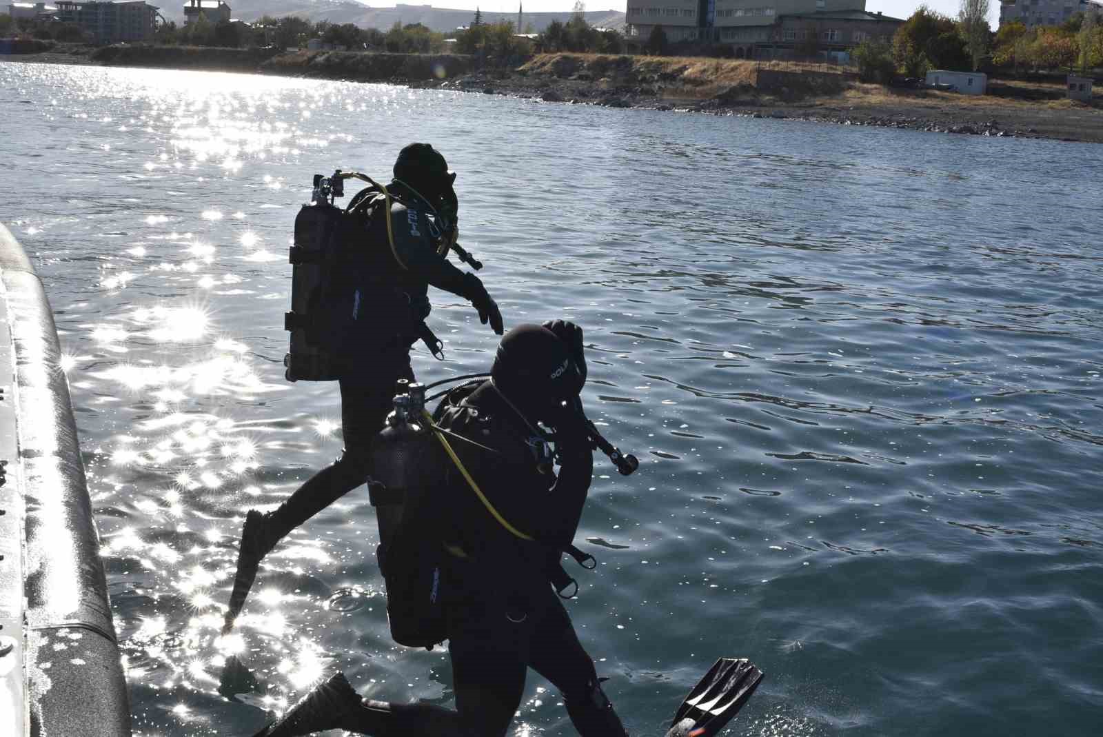 Kurbağa adamlar ve deniz polisi Van Gölü’nde kaçakçılara göz açtırmıyor