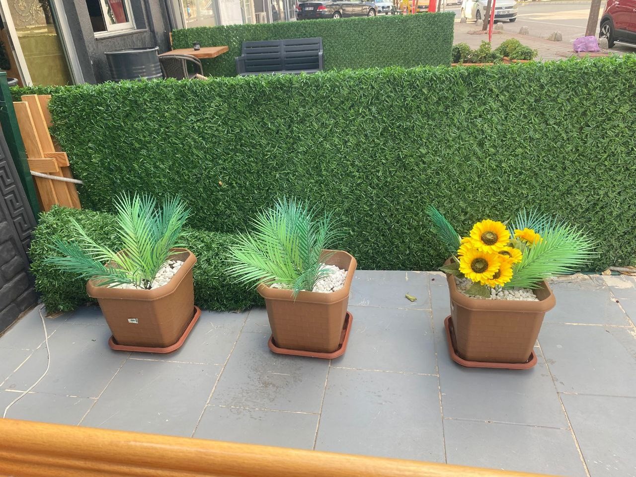 &Ouml;nce iş yerini kontrol etti sonra yapay &ccedil;i&ccedil;ekleri &ccedil;aldı
