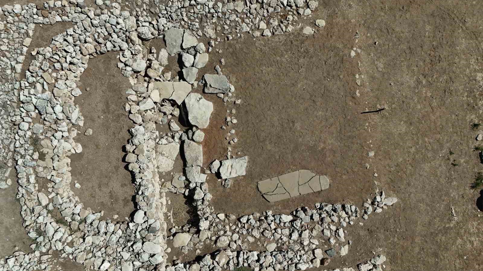 Tarihteki ilk musalla taşının bir parçası 12 bin yıllık Çayönü’ndeki Kafataslı yapıda, diğer parçası Diyarbakır Müzesi’nde sergileniyor