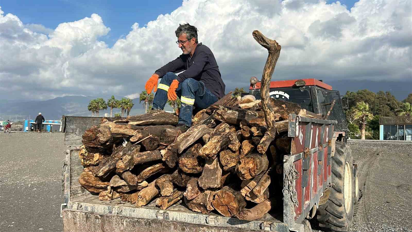Şiddetli yağışla kahverengiye d&ouml;nen Akdeniz&rsquo;de kıyı k&uuml;t&uuml;klerle kaplandı
