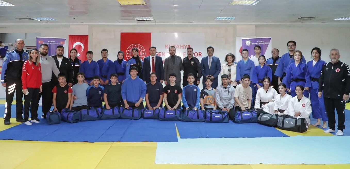 Kütahya’da judo ve güreş branşlarında eğitim alan öğrencilere spor malzemesi desteği