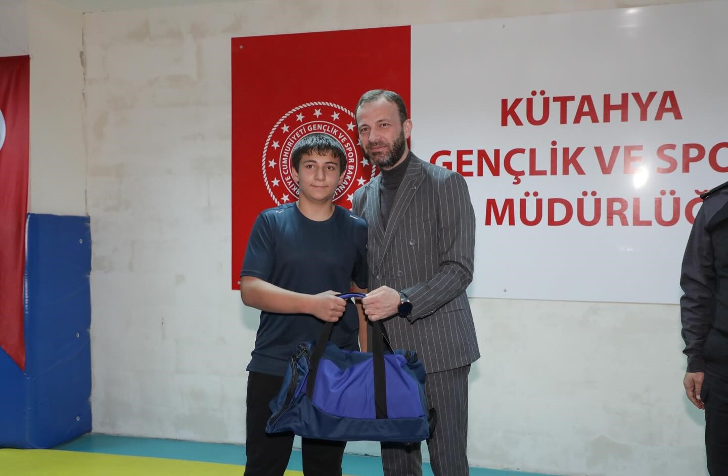 K&uuml;tahya&rsquo;da judo ve g&uuml;reş branşlarında eğitim alan &ouml;ğrencilere spor malzemesi desteği

