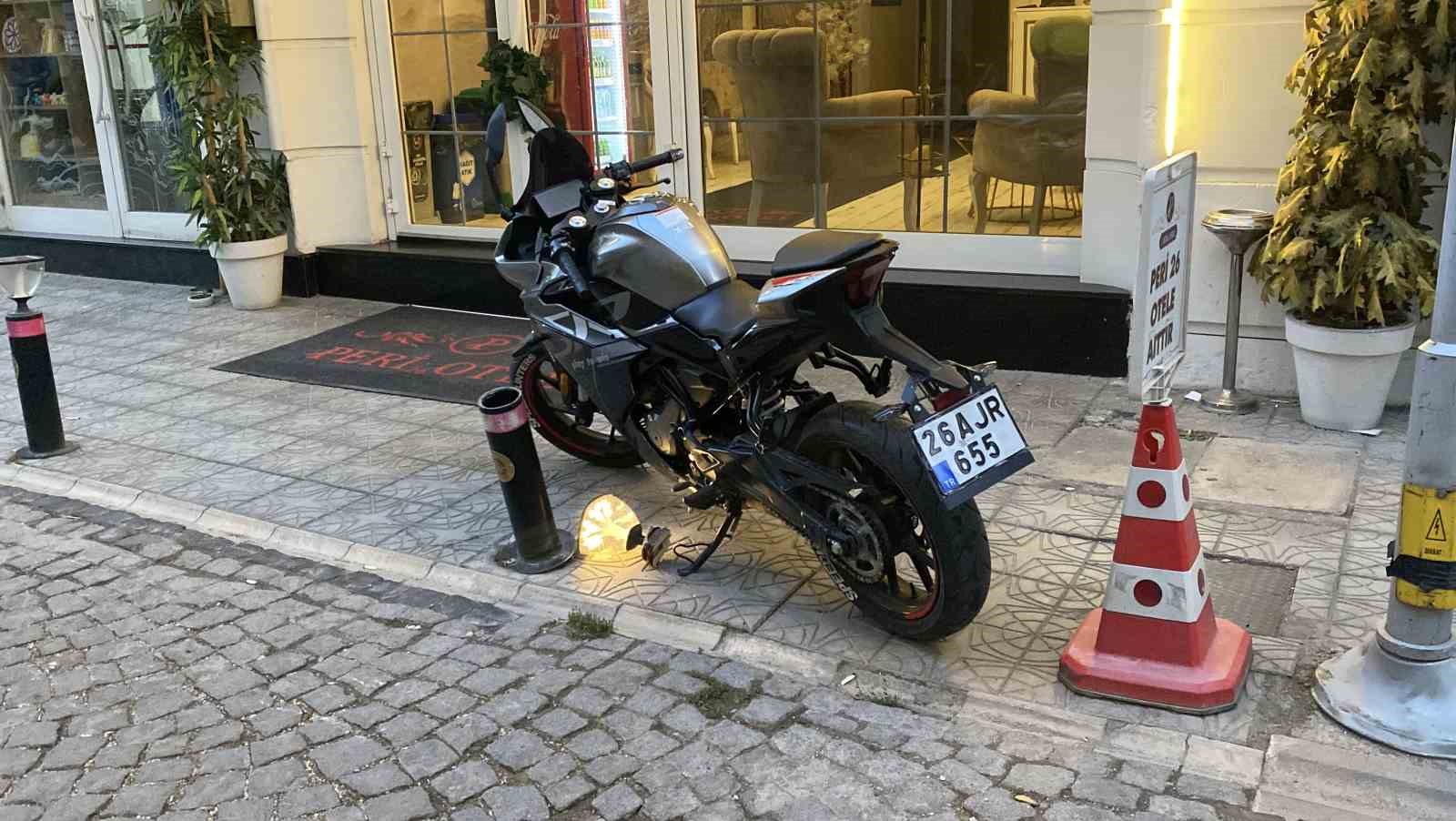 Kediye &ccedil;arpmamaya &ccedil;alışırken motosikleti deviren kasksız s&uuml;r&uuml;c&uuml; ağır yaralandı 