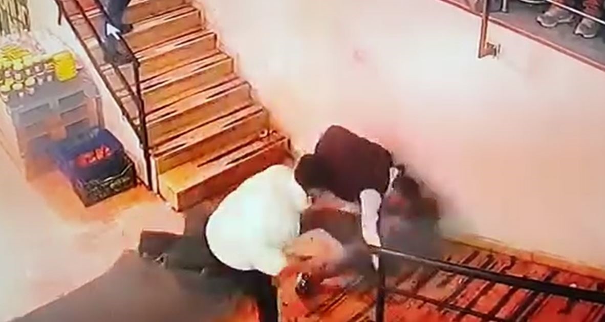 Tekme tokat birbirilerine girdiler; o anlar kamerada
