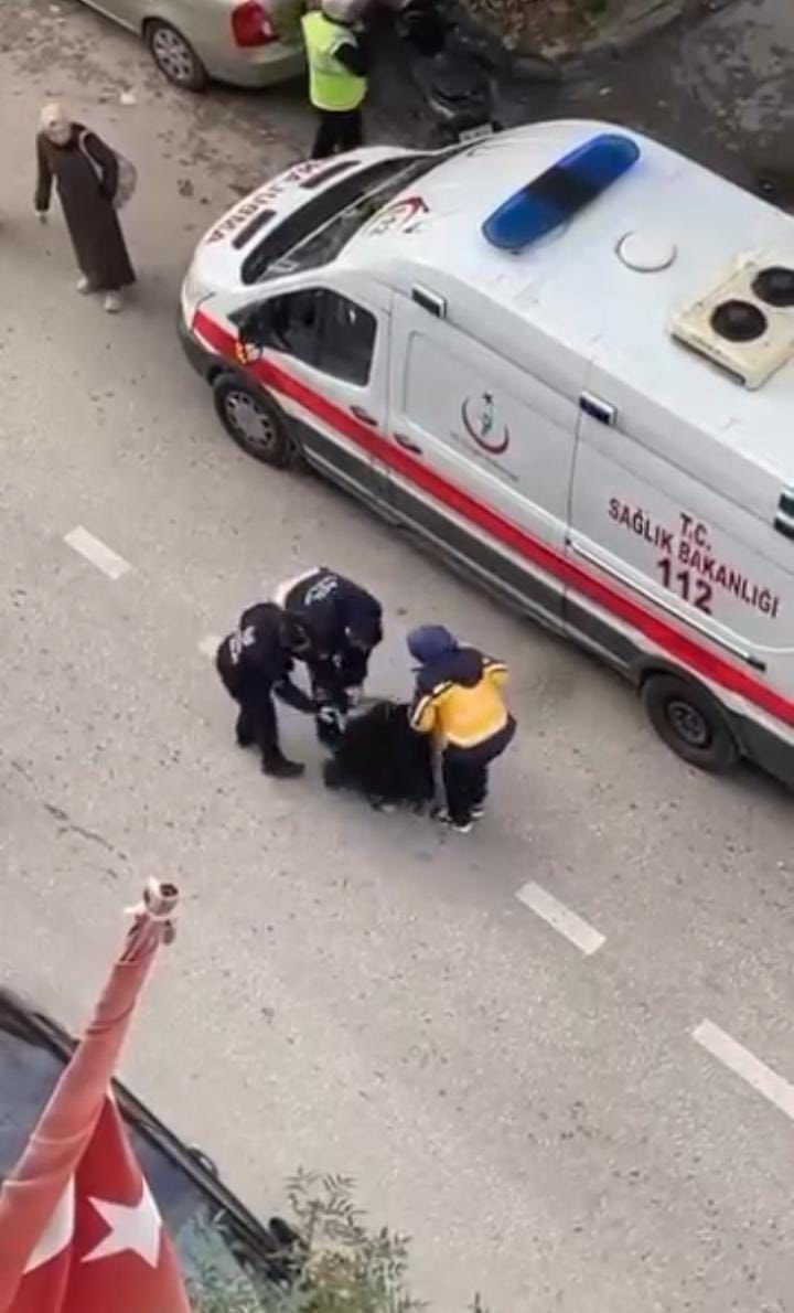 Yolun ortasında yatan kadın, sinir krizi geçirdi
