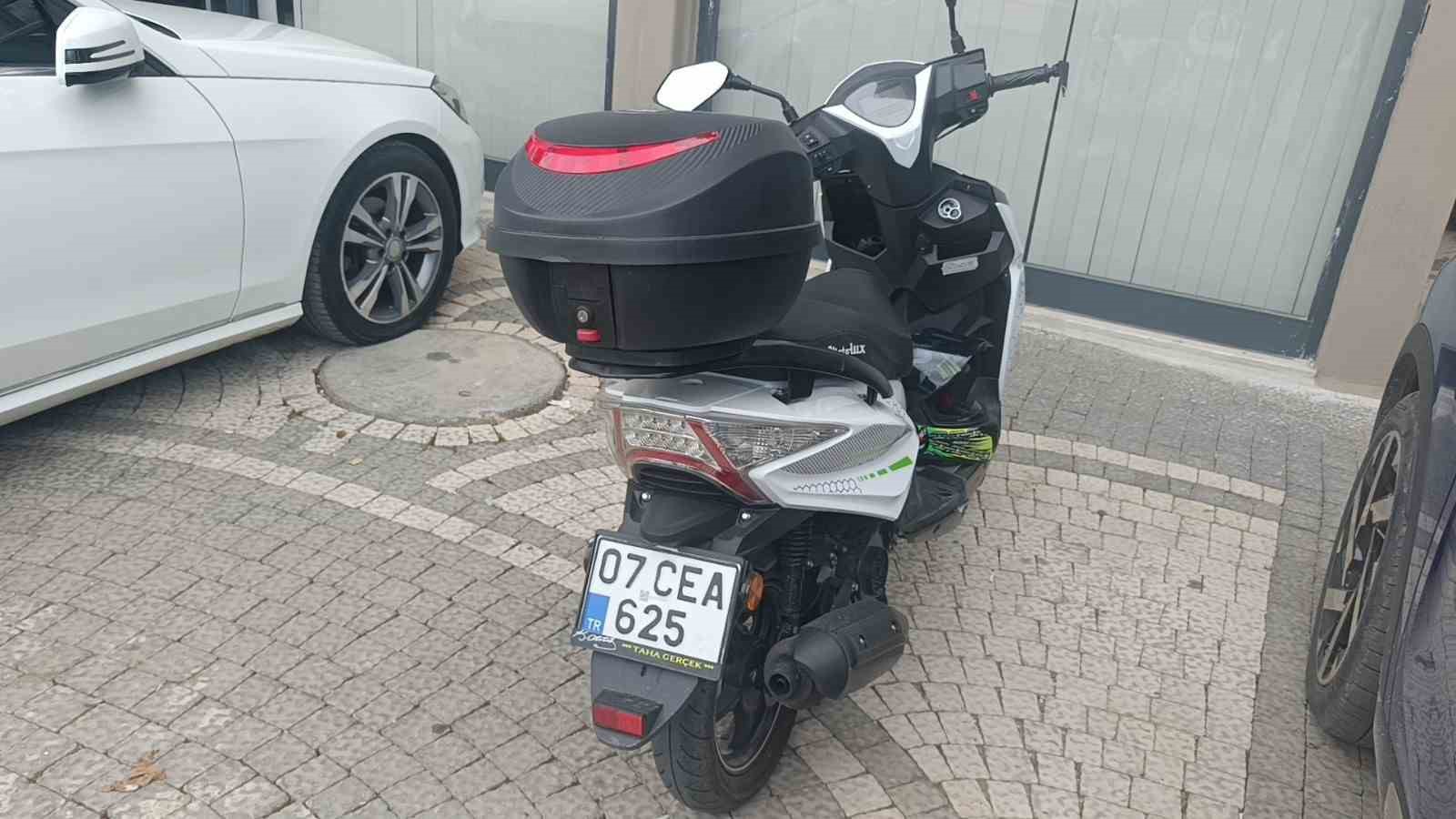 Manavgat’ta motosiklet yayaya çarptı: 2 yaralı