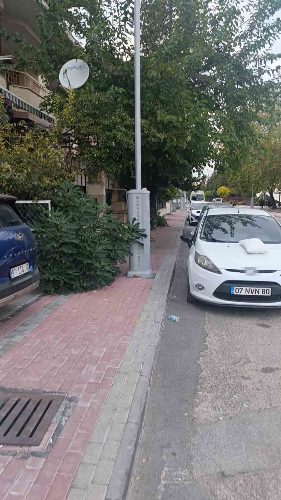 Manavgat’ta motosiklet yayaya çarptı: 2 yaralı