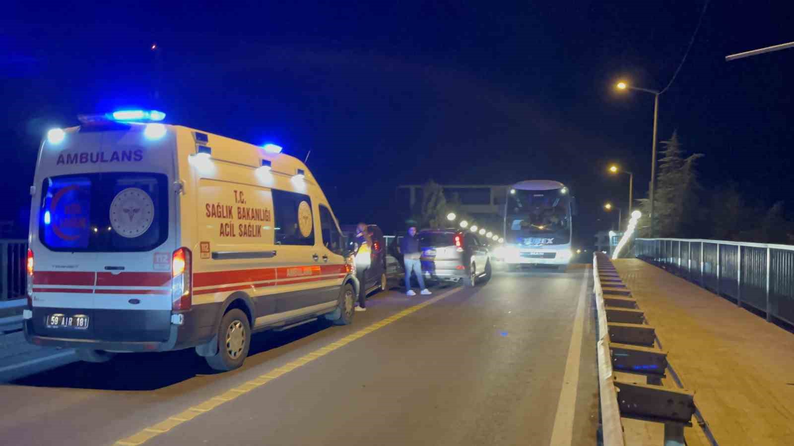 &Ccedil;orlu&rsquo;da alkoll&uuml; kadın s&uuml;r&uuml;c&uuml; kaza yaptı, trafik fel&ccedil; oldu
