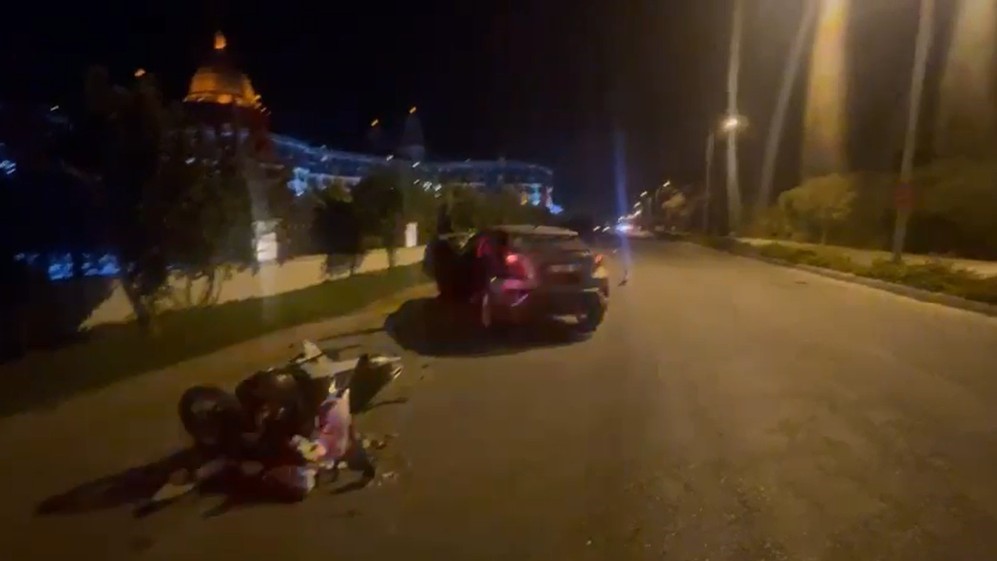 Manavgat&rsquo;ta motosiklet &rsquo;U&rsquo; d&ouml;n&uuml;ş&uuml; yapan otomobile &ccedil;arptı: 1 yaralı
