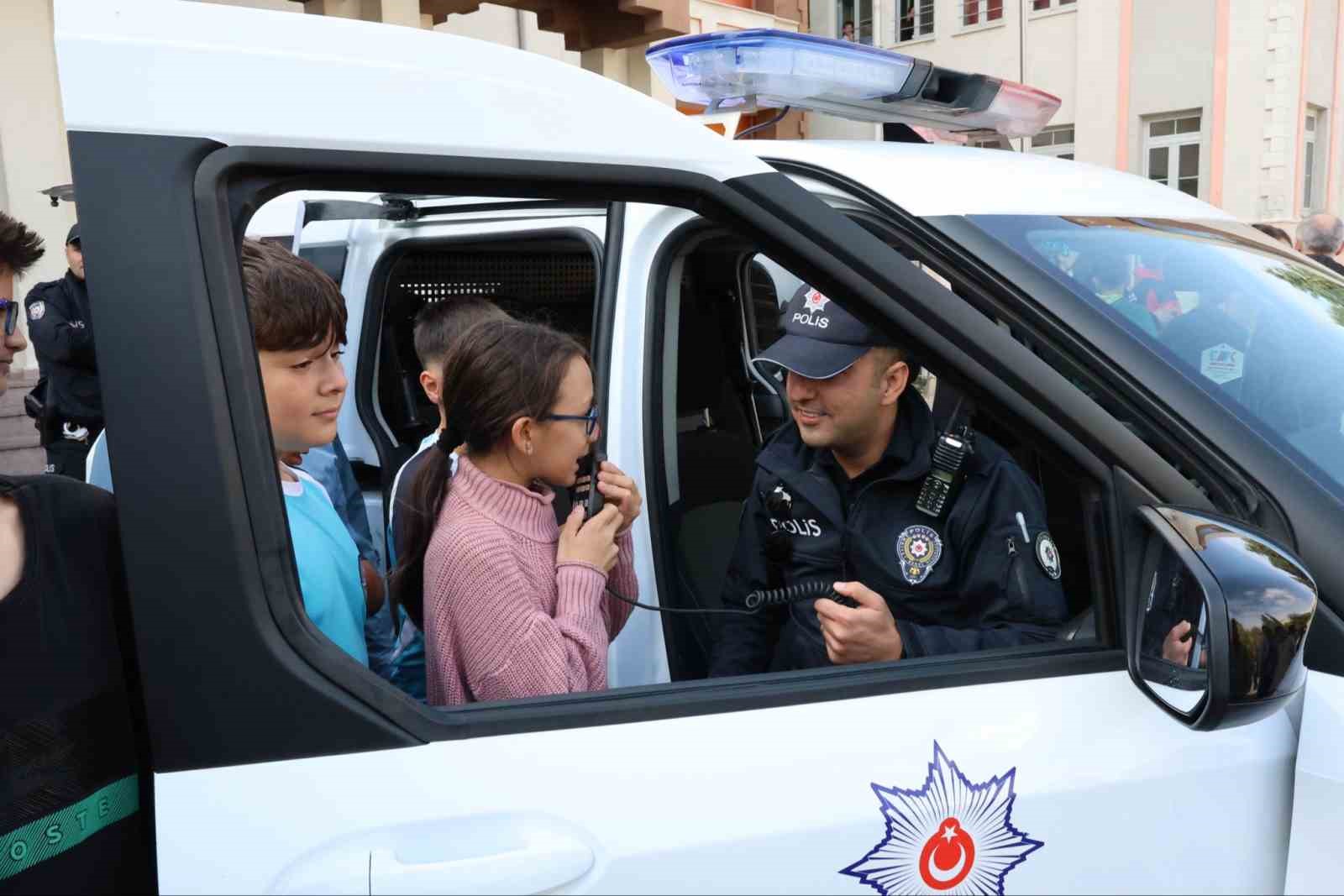 Emniyet ekiplerinden öğrencilere akran zorbalığı ve siber suçlar bilgilendirmesi