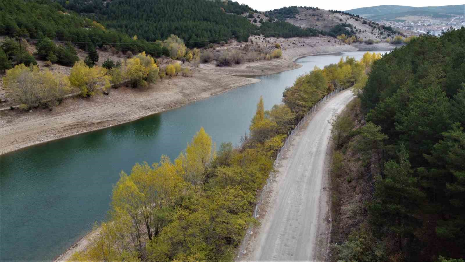 Yozgat’ta ağaçlar sonbahar renklerine büründü