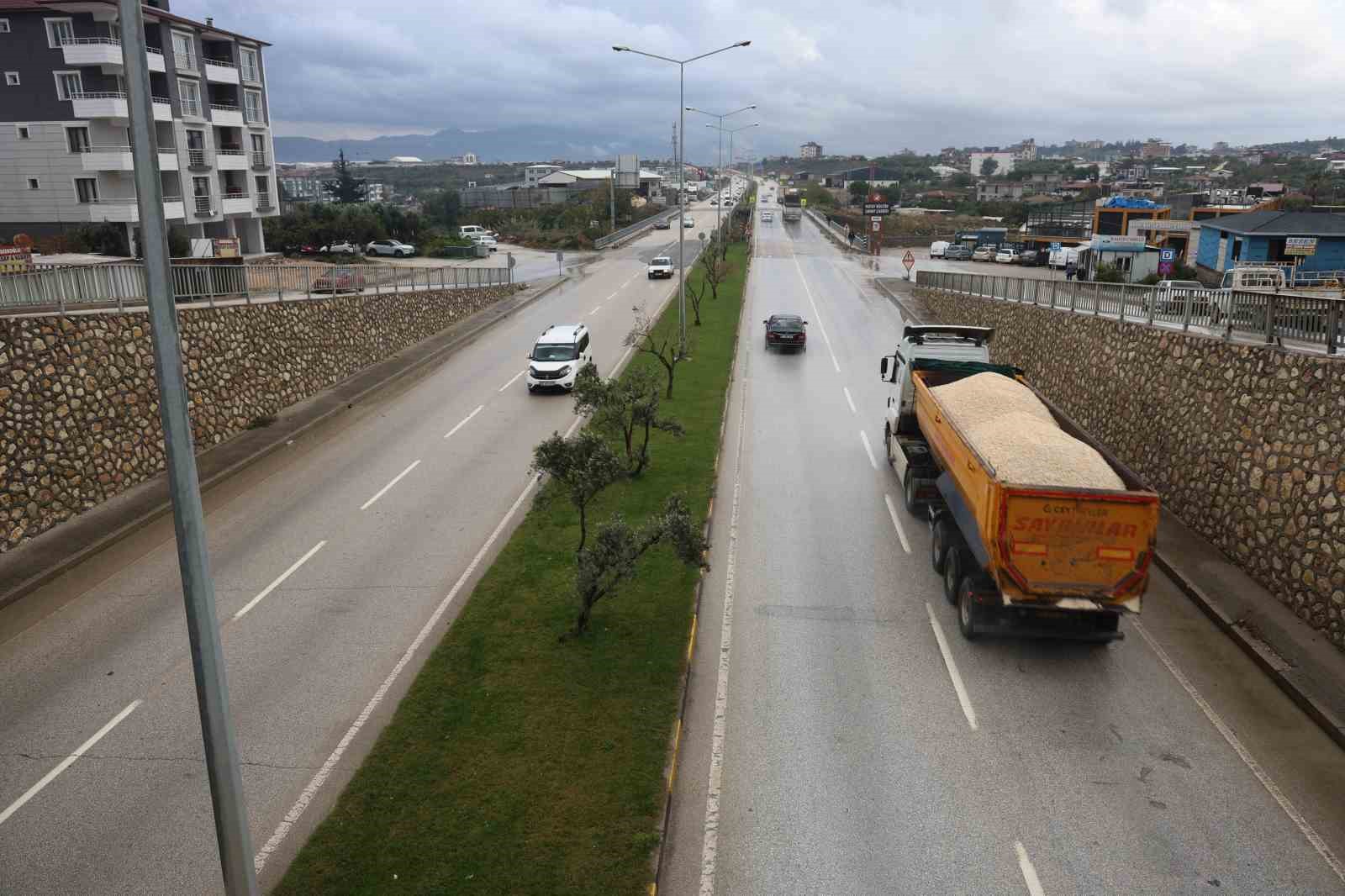 Baraj doluluk oranının y&uuml;zde 7&rsquo;ye gerilediği Hatay&rsquo;da y&uuml;z g&uuml;ld&uuml;ren yağış
