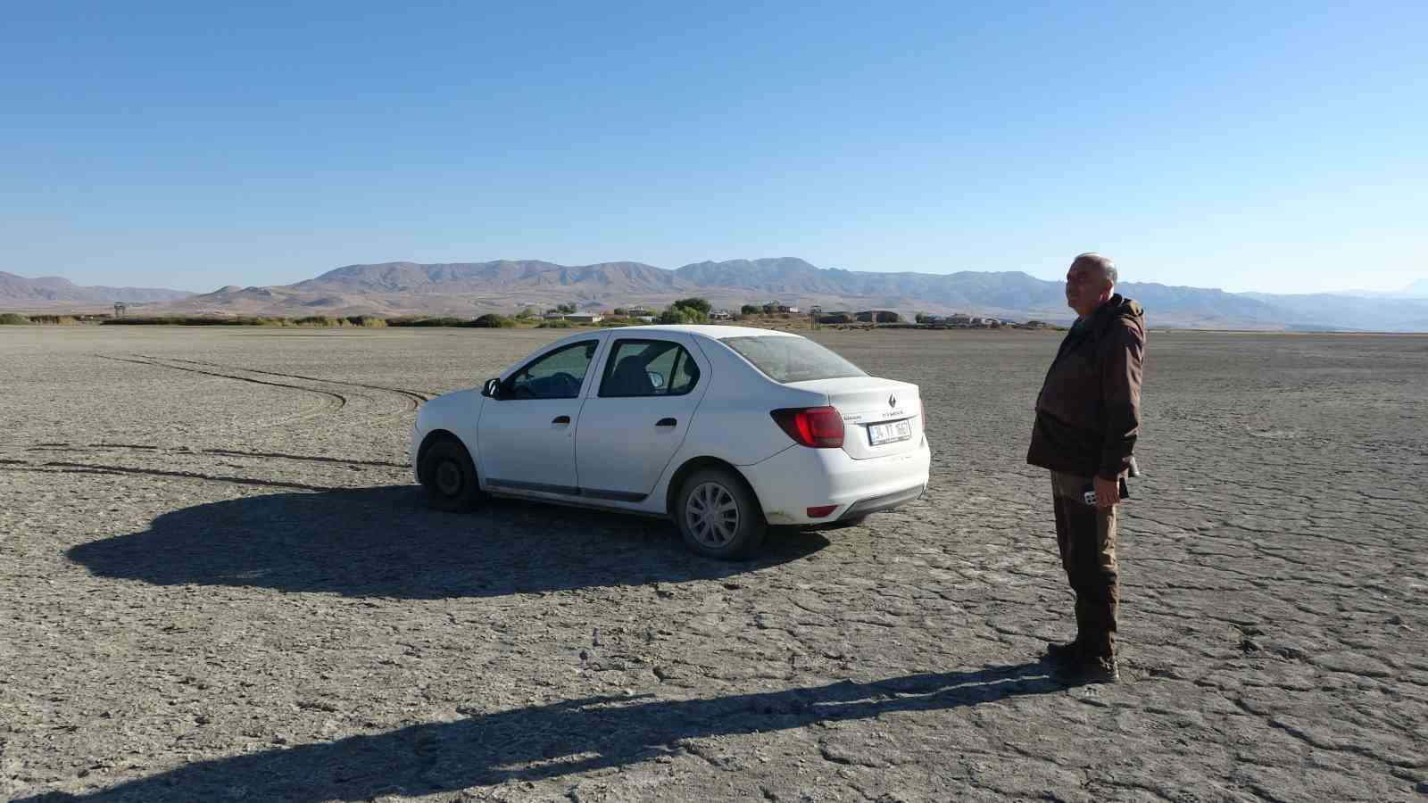 Er&ccedil;ek G&ouml;l&uuml;&rsquo;nde su seviyesi g&ouml;zle g&ouml;r&uuml;l&uuml;r şekilde azaldı
