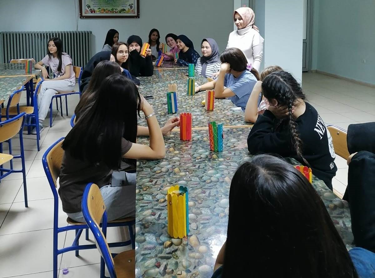 Okul pansiyonunda, "Atık Kağıt ve Muhtelif Ambalajdan Aksesuar Yapımı" kursu