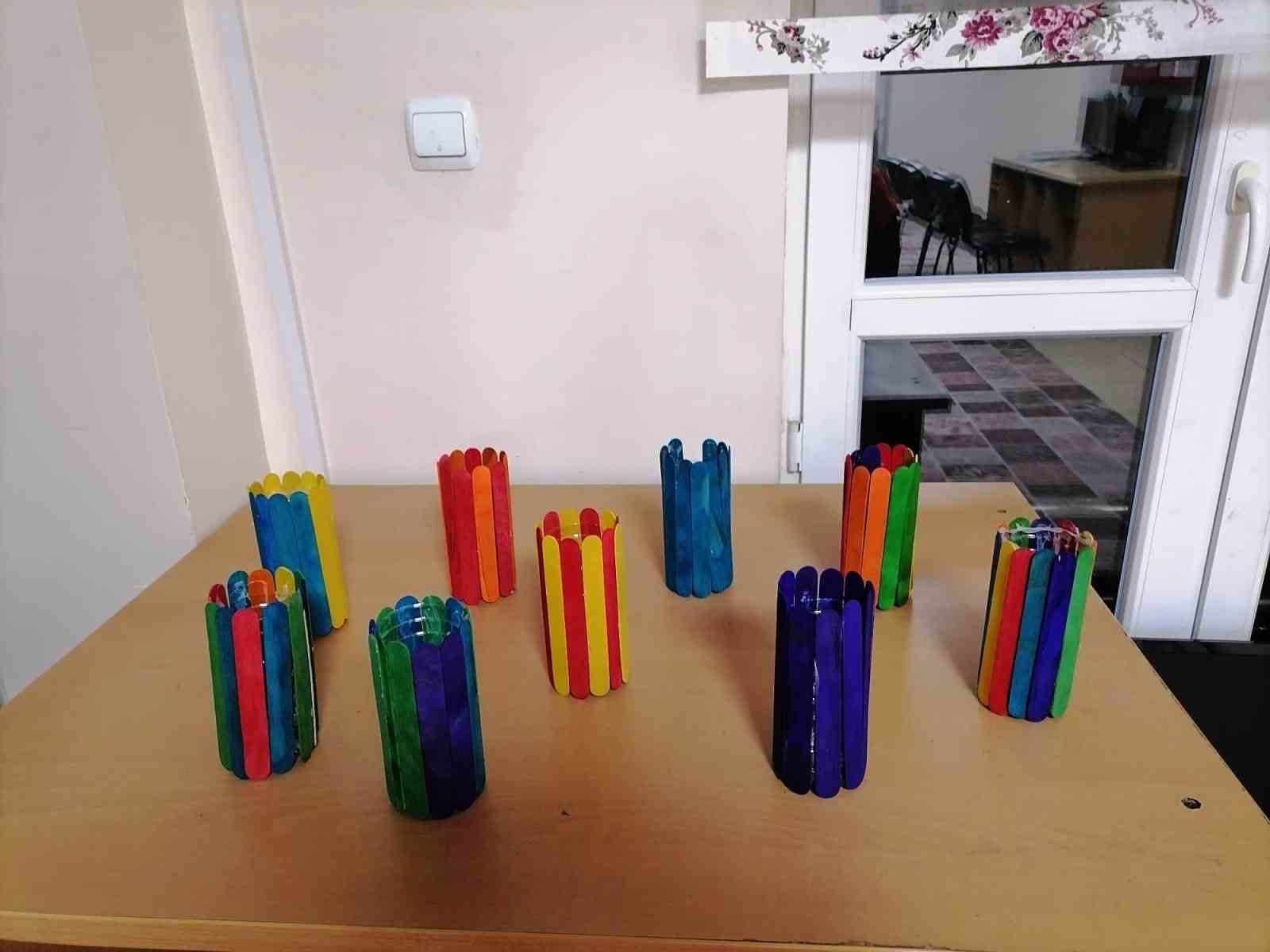 Okul pansiyonunda, "Atık Kağıt ve Muhtelif Ambalajdan Aksesuar Yapımı" kursu
