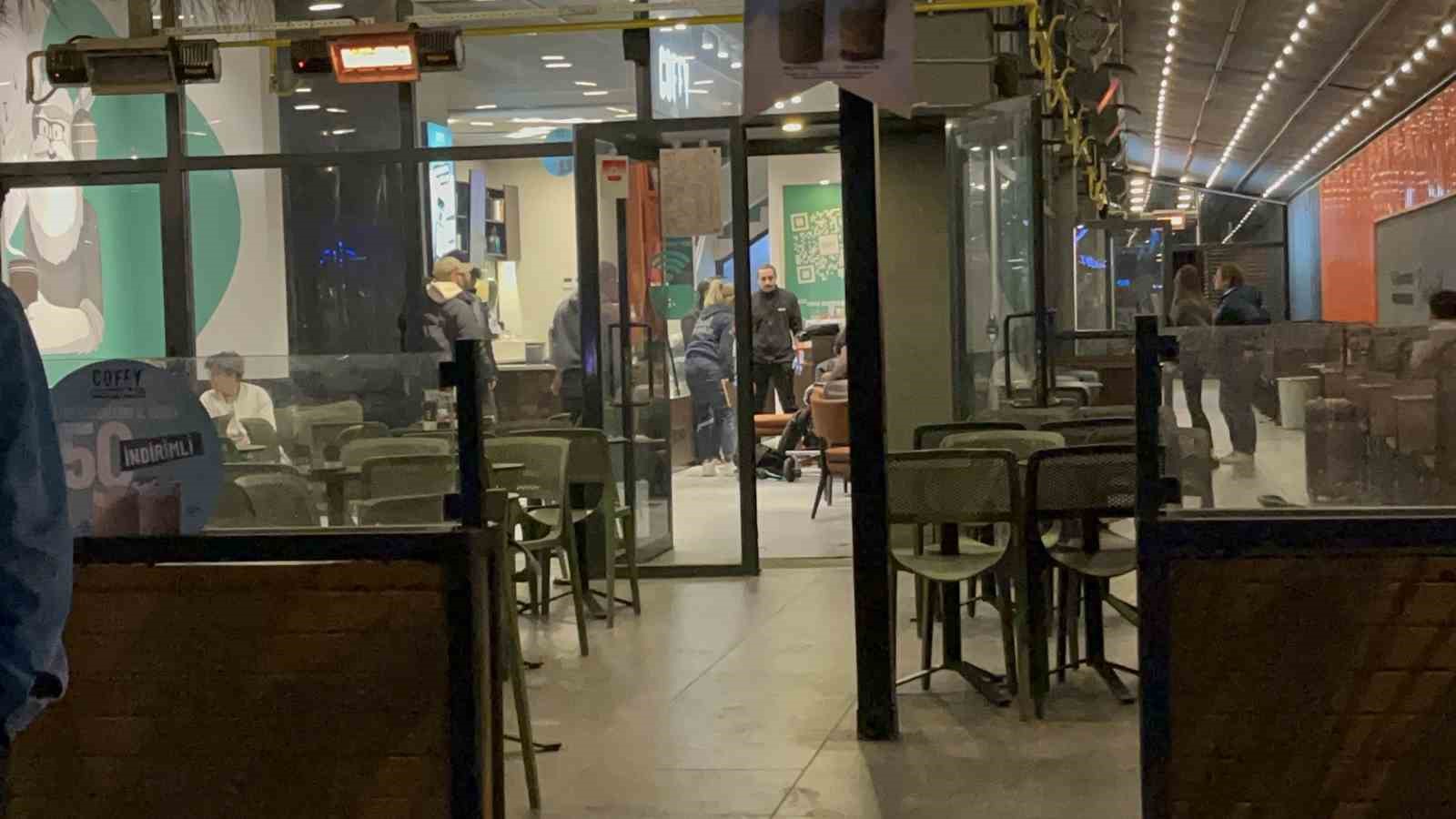Kafe i&ccedil;inde bı&ccedil;aklanan şahıs sedye &uuml;zerine telefonu elinden bırakmadı
