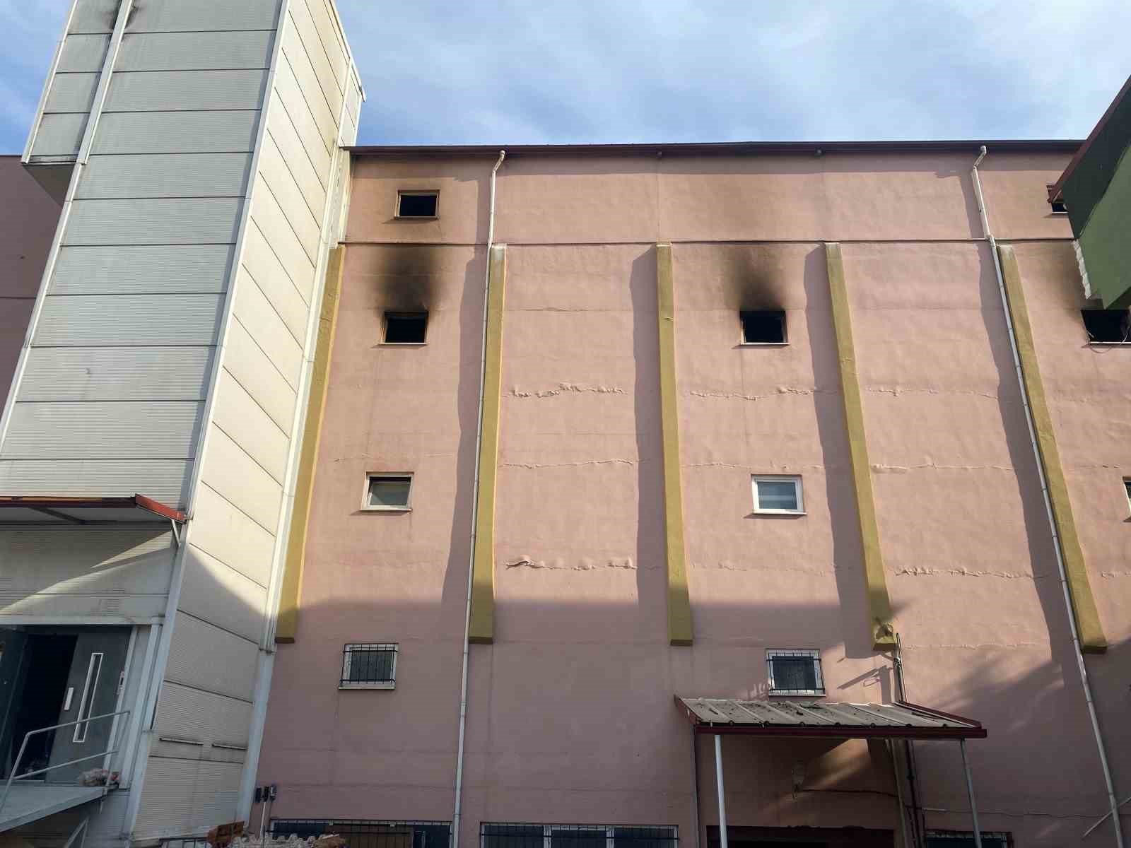 4 katlı mobilya deposunda yangın: Ürünler kullanılamaz hale geldi
