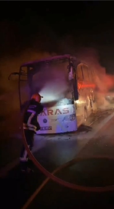 Osmaniye’de seyir halindeki yolcu otobüsü alev alev yandı