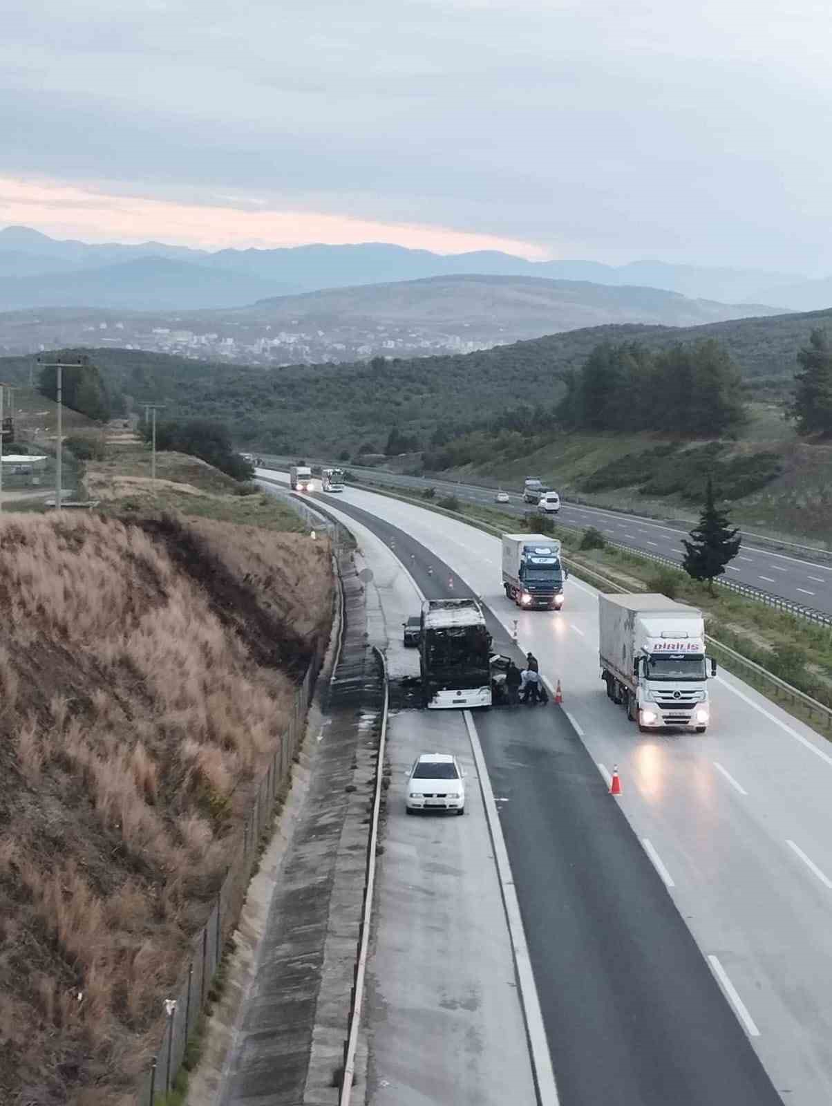 Osmaniye’de seyir halindeki yolcu otobüsü alev alev yandı
