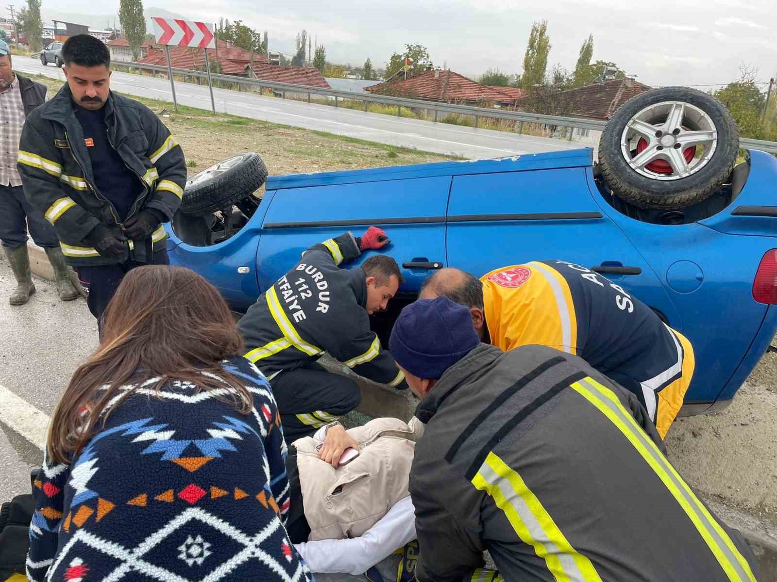 Burdur’da otomobil devrildi, sıkışan sürücüyü itfaiye kurtardı