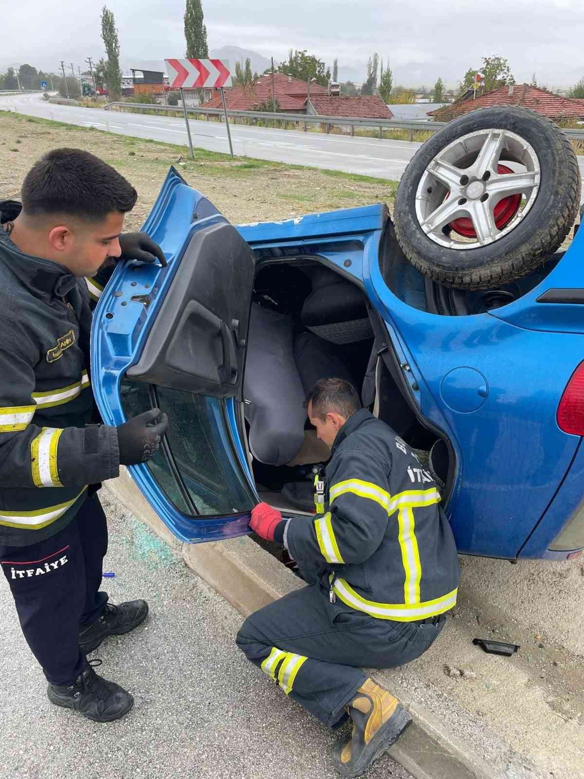 Burdur’da otomobil devrildi, sıkışan sürücüyü itfaiye kurtardı