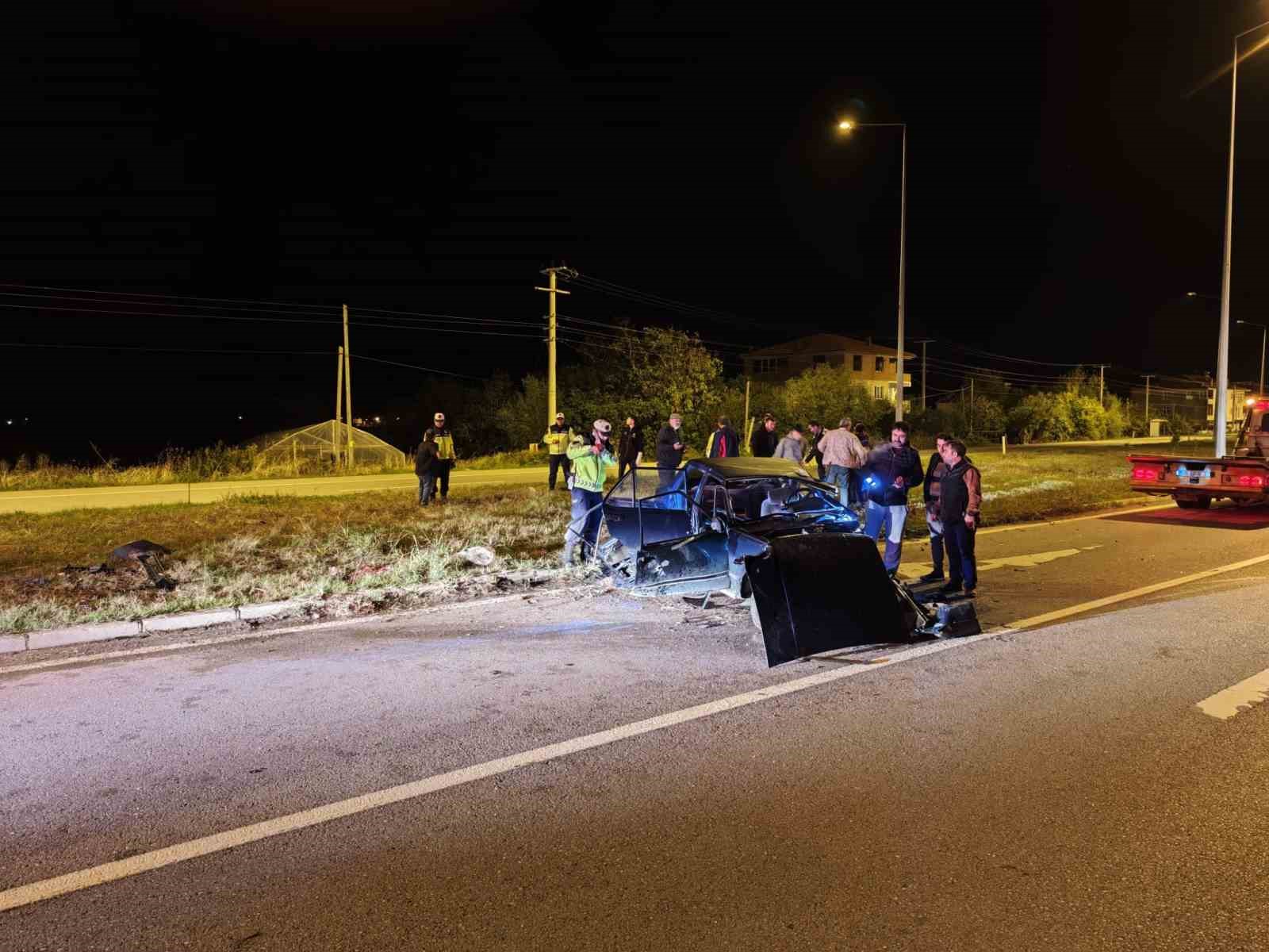 Ala&ccedil;am&rsquo;da otomobil aydınlatma direğine &ccedil;arptı: 1 yaralı
