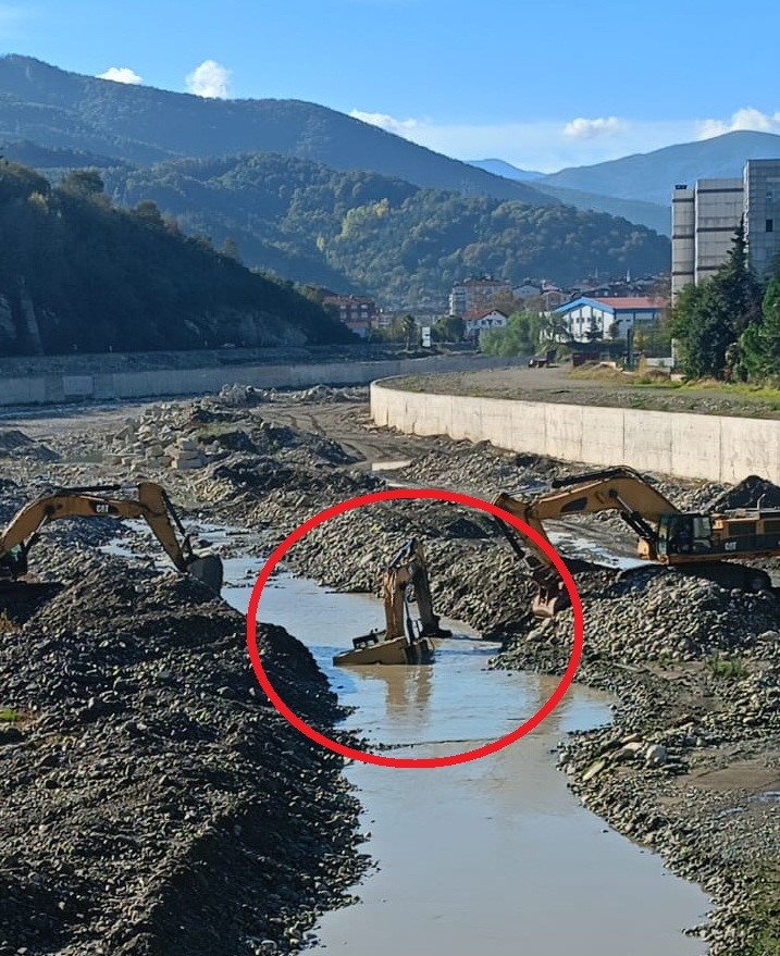 Ayancık Çayı’nda iş makinesi suya gömüldü