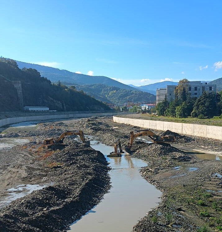 Ayancık Çayı’nda iş makinesi suya gömüldü