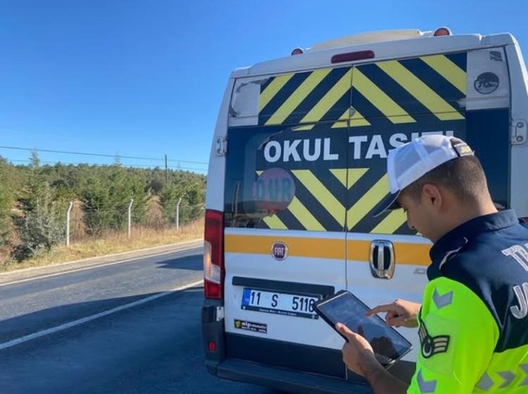 Bilecik jandarmasından okul servis ara&ccedil;larına sıkı denetim
