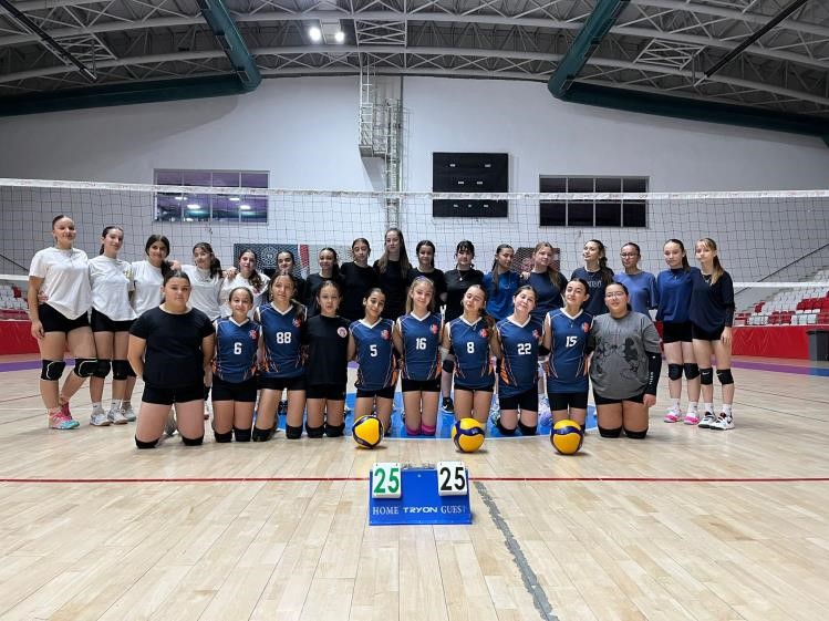 Boz&uuml;y&uuml;k&rsquo;te gen&ccedil;ler voleybol sahasında buluştu
