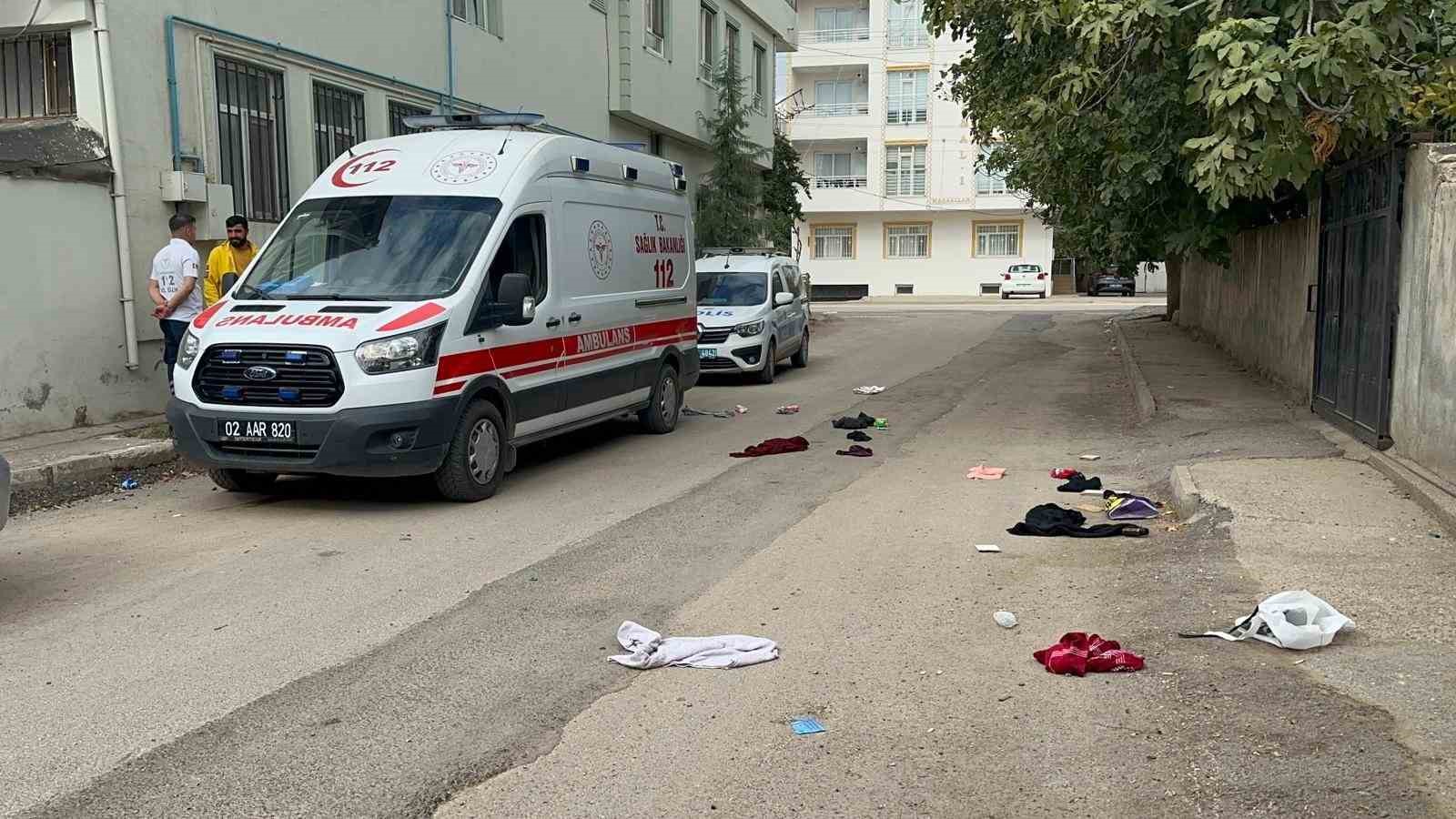 Genç kız sokak ortasında yumruklu ve tekmeli saldırıya uğradı

