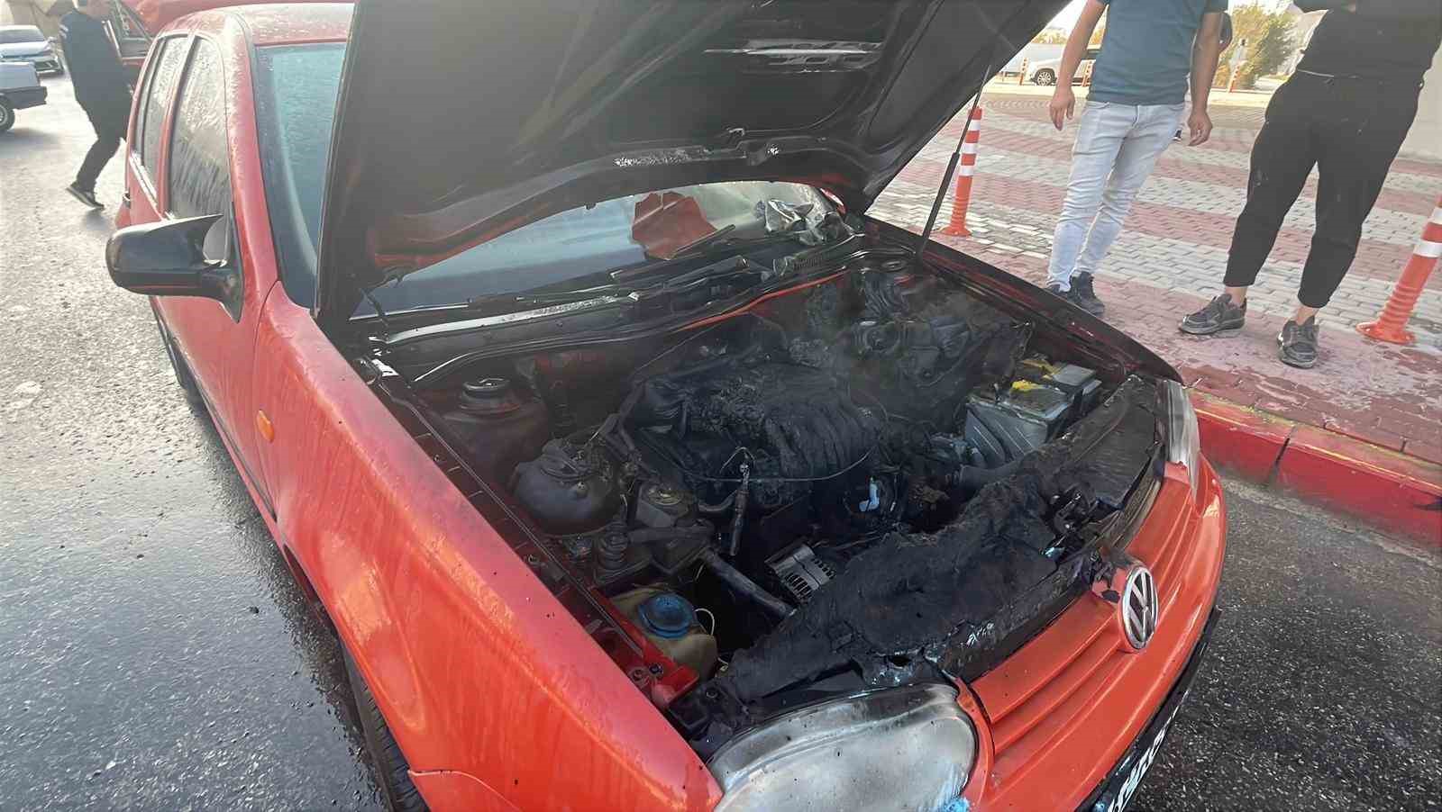 Alev alan LPG’li otomobile ilk müdahaleyi polis ekibi yaptı