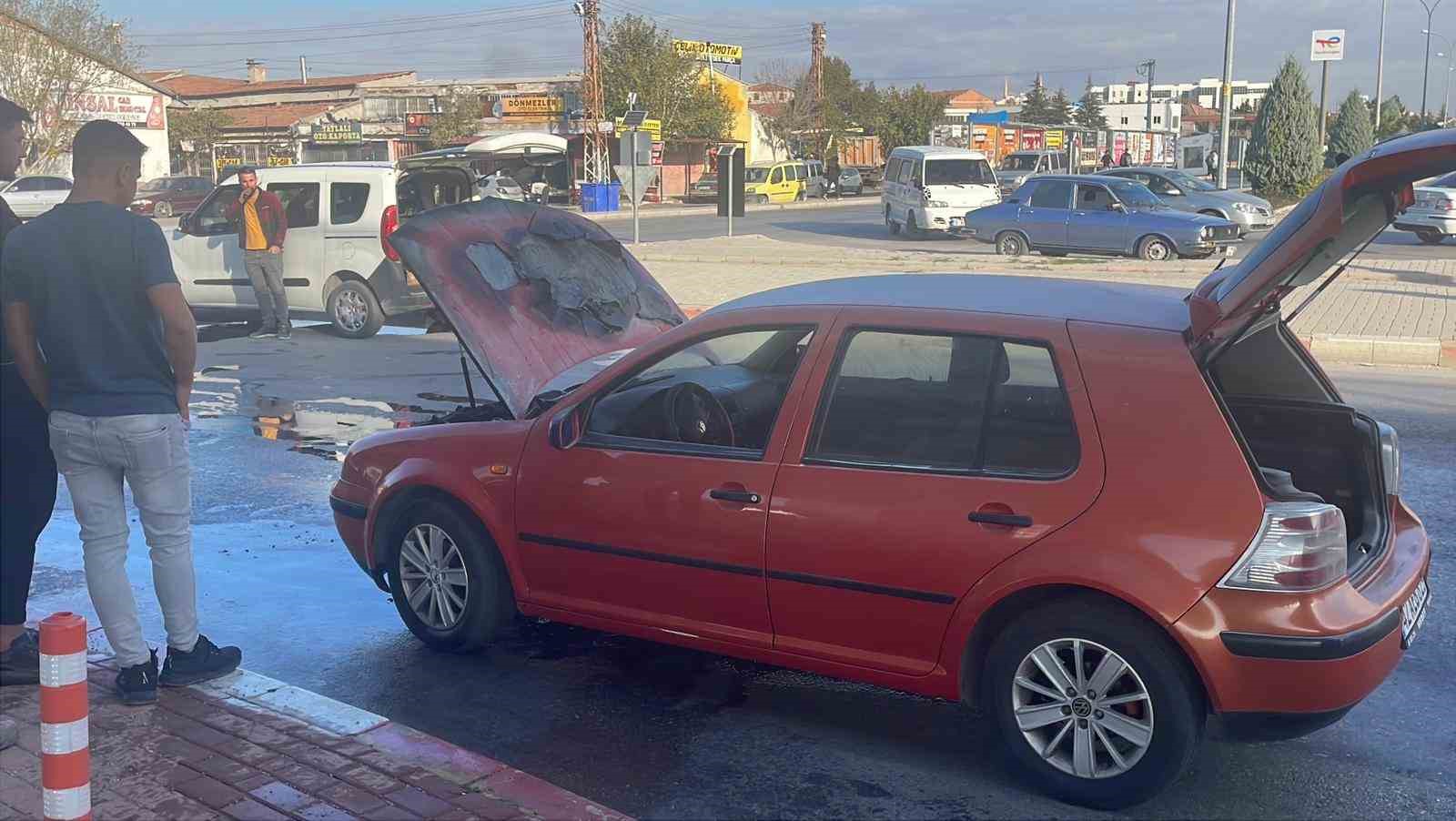 Alev alan LPG’li otomobile ilk müdahaleyi polis ekibi yaptı