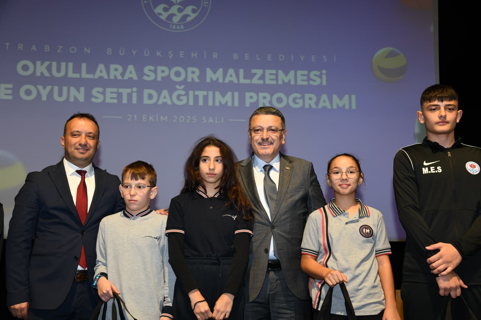 Trabzon’da okullara spor malzemesi ve oyun seti desteği