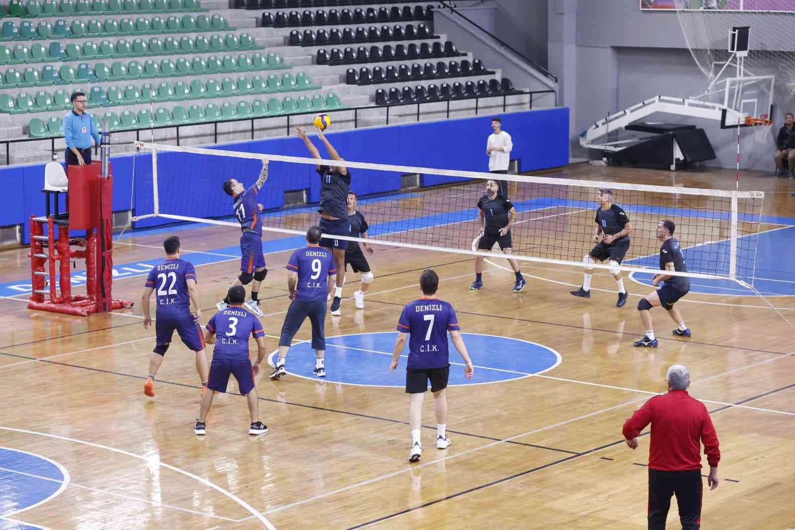 Kamunun şampiyonları kupalarını aldı

