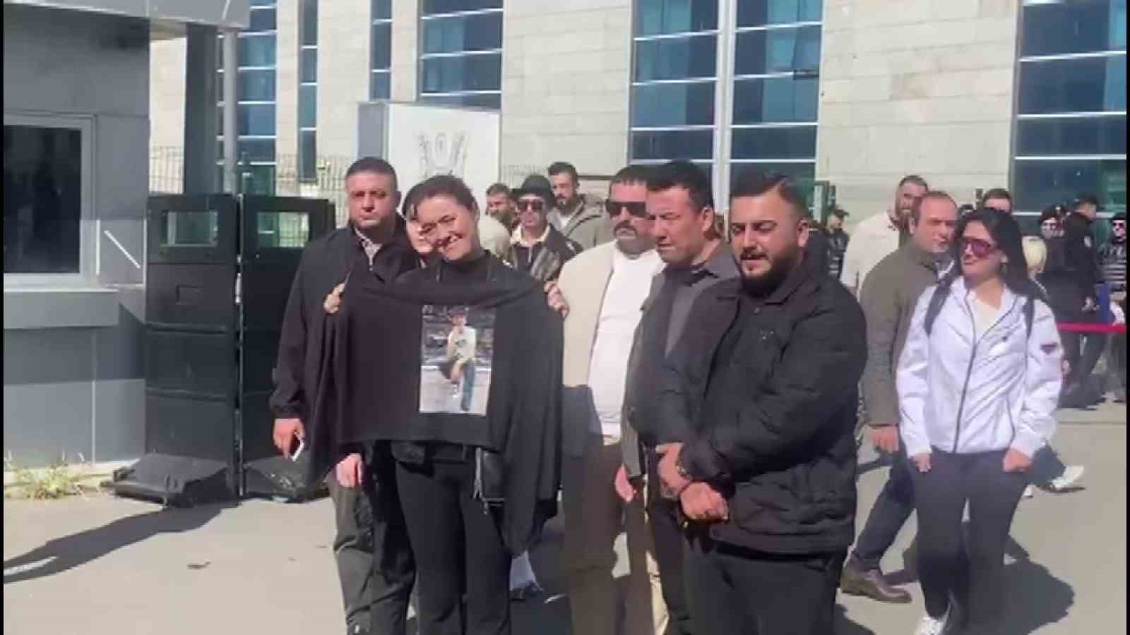 Anne Yasemin Minguzzi, destek için adliyeye gelen vatandaşlarla kucaklaştı