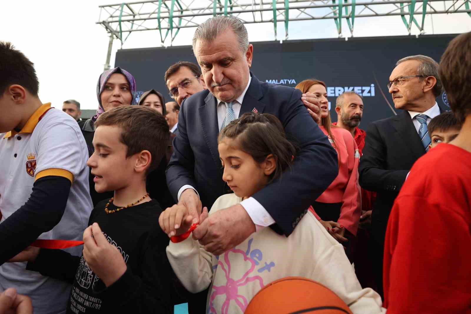 Bakan Bak: "Gençler için yatırımlarımıza devam edeceğiz"
