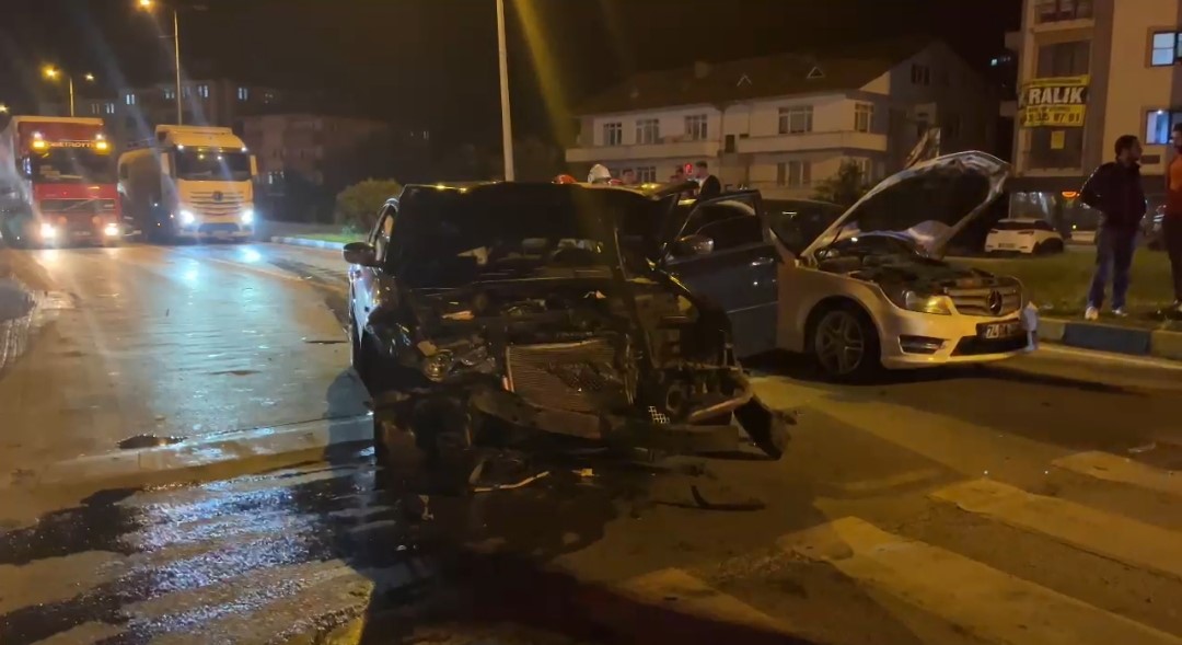 Kırmızı ışıkta bekleyen araca çarptı, otomobilinden inerek koşarak kaçtı
