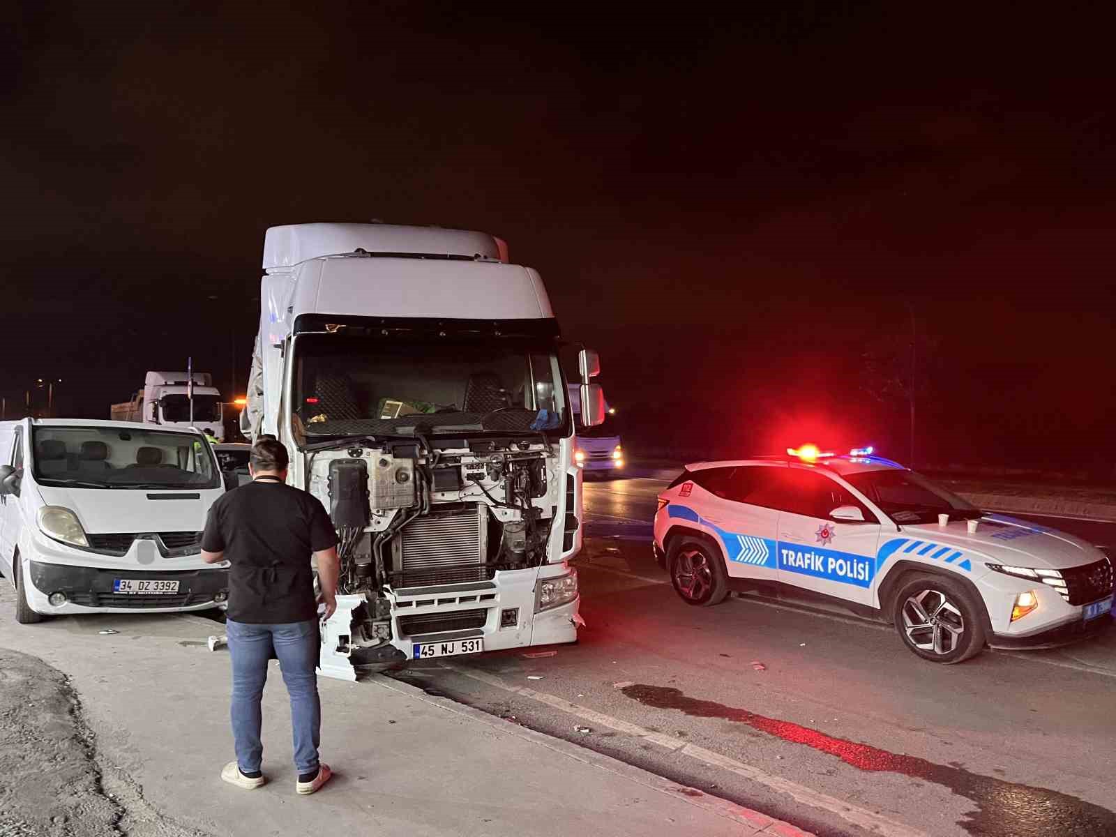 Sultangazi’de kontrolden çıkan tır, park halindeki 5 araca çarptı: 1 yaralı
