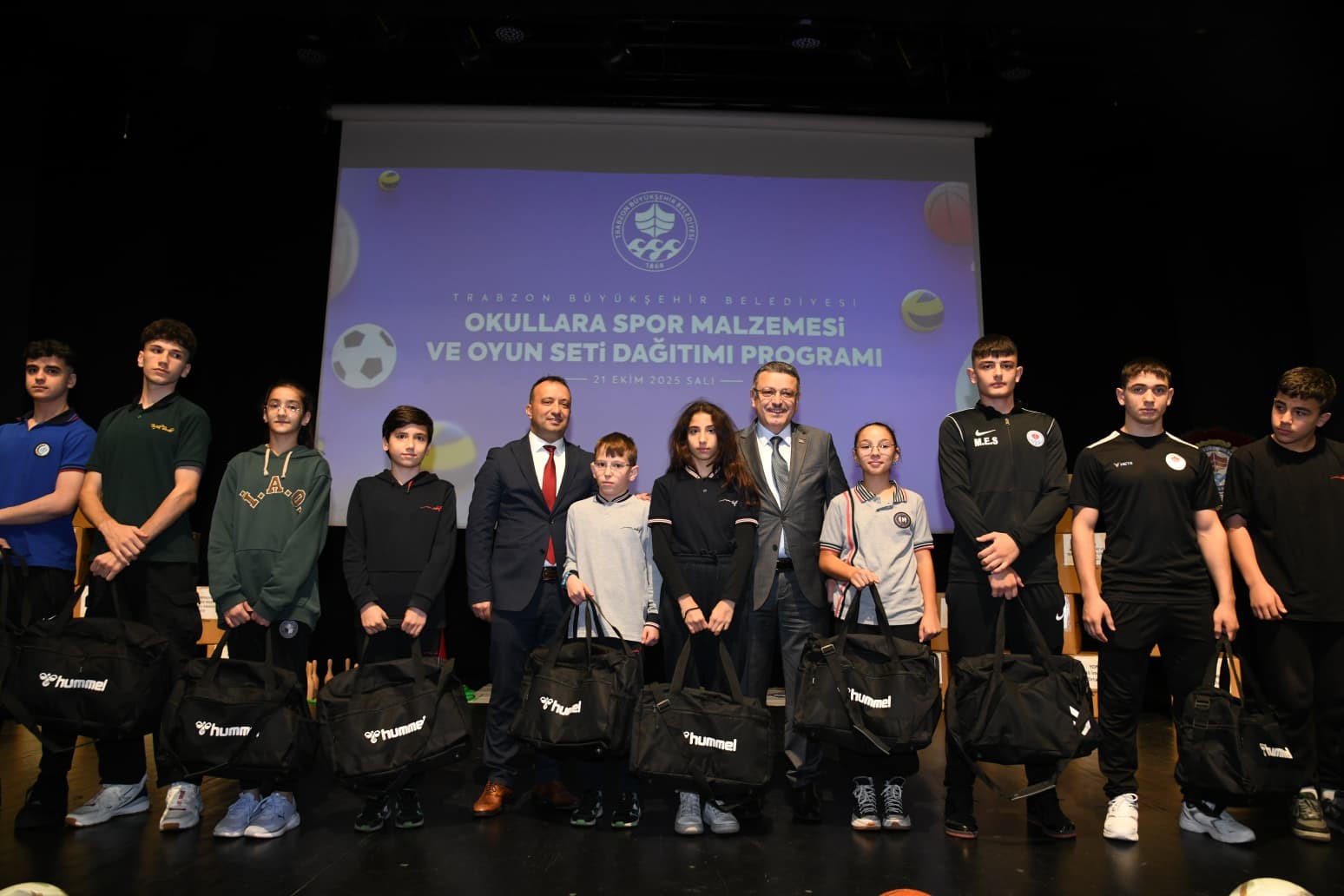 Trabzon’da okullara spor malzemesi ve oyun seti desteği