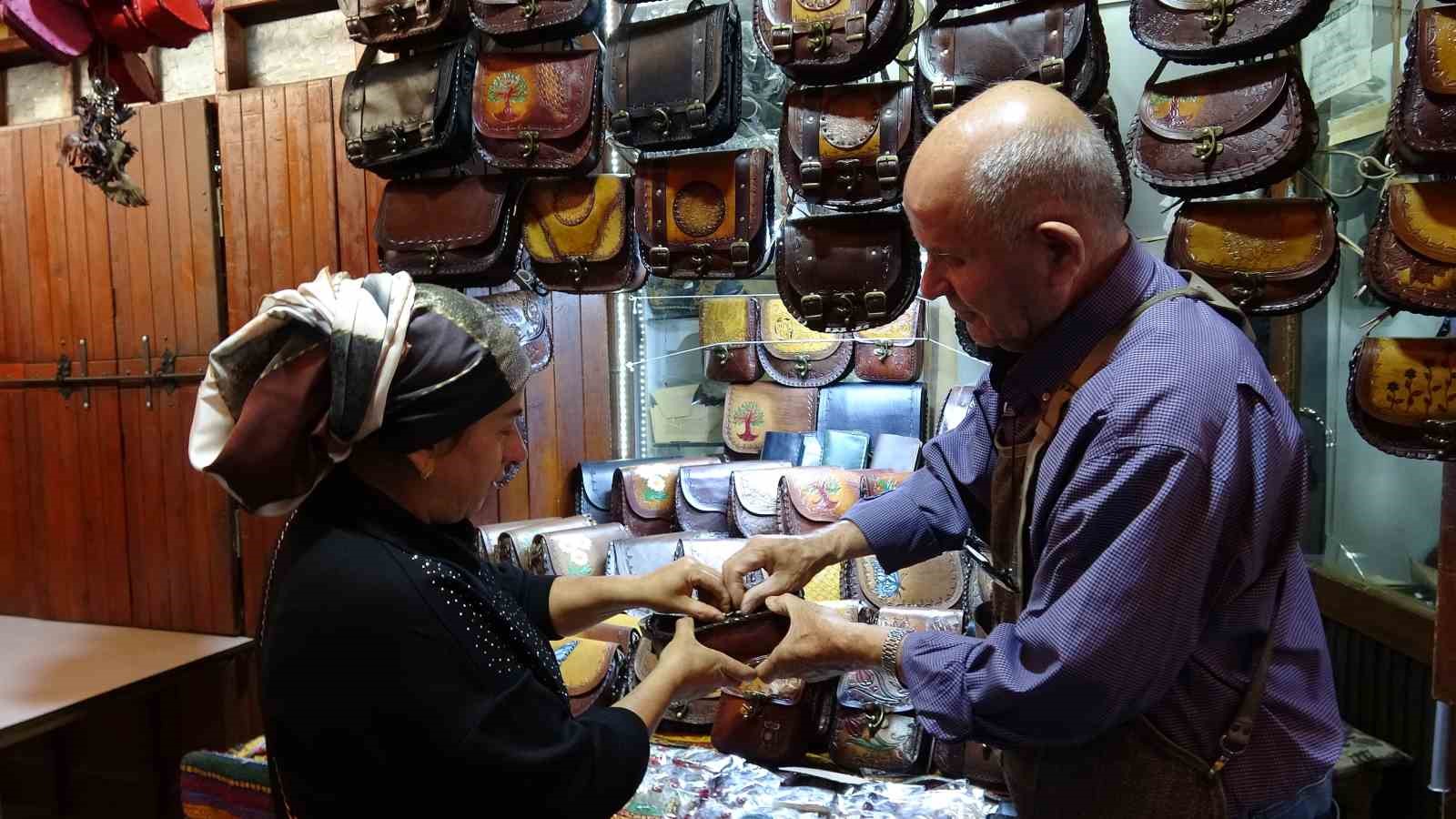 Gaziantep&rsquo;te yaşlı usta, 66 yıldır &ccedil;anta &uuml;retiyor
