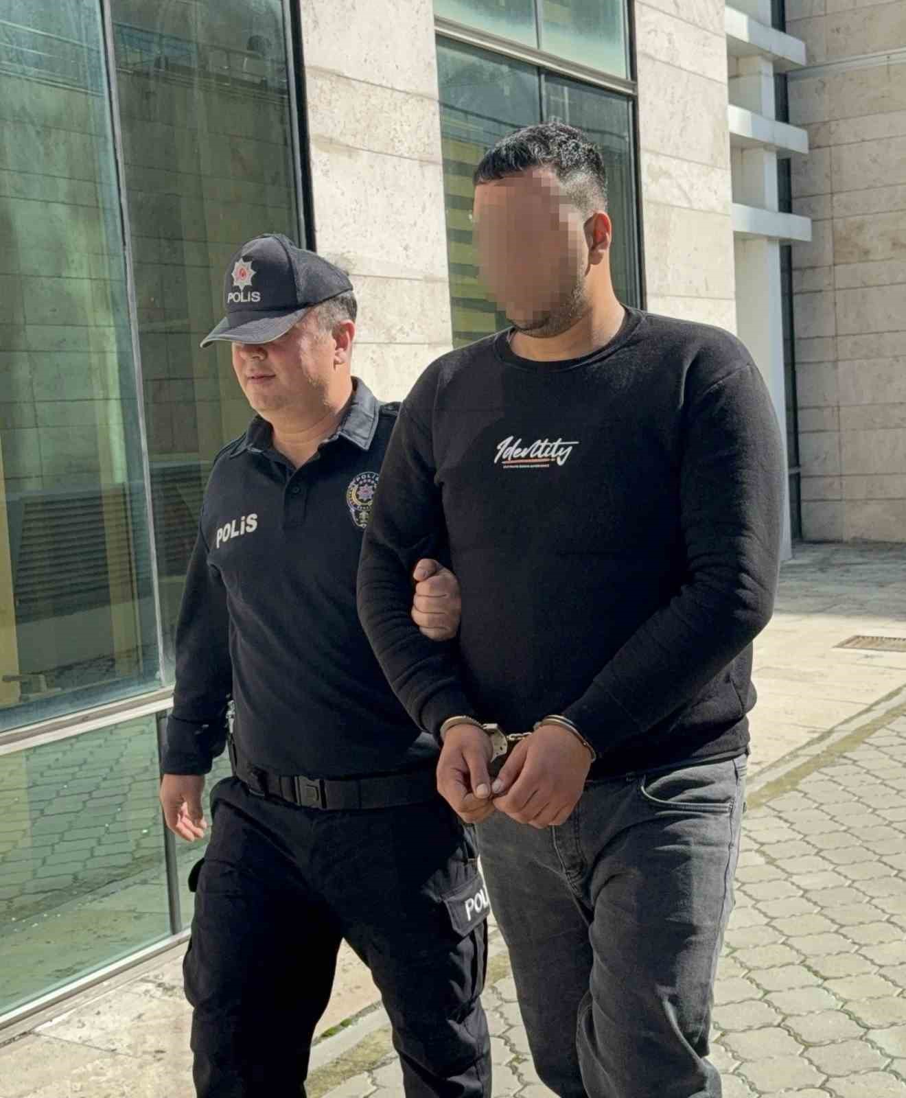 Cezaevinden izinli &ccedil;ıkıp bir kişiyi bı&ccedil;akladı
