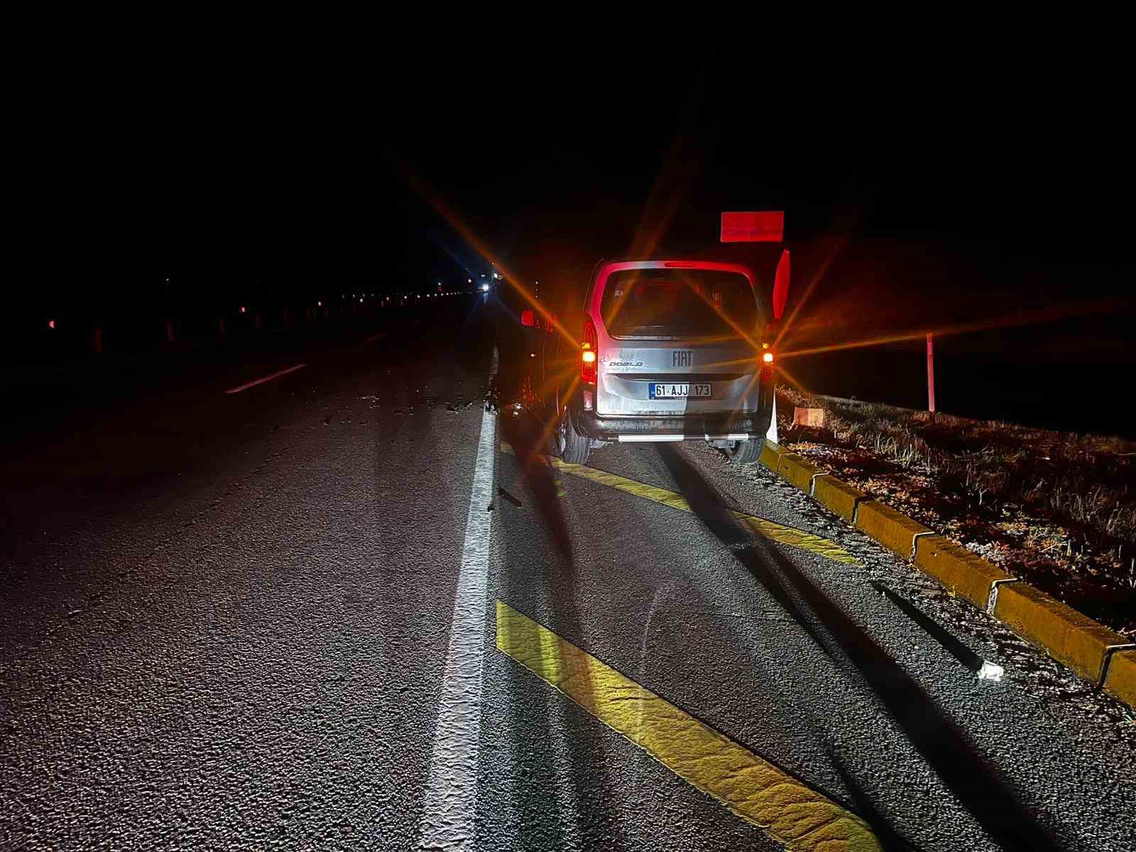 Tırla hafif ticari aracın çarpıştığı kazada 2 kişi yaralandı