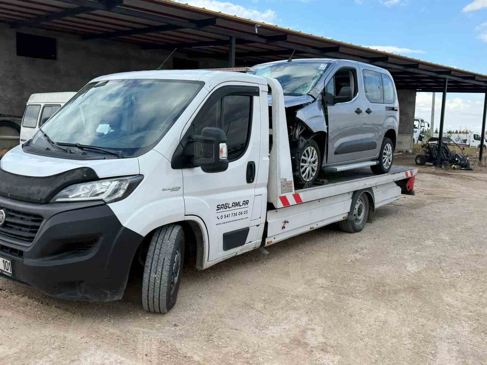 Tırla hafif ticari aracın &ccedil;arpıştığı kazada 2 kişi yaralandı
