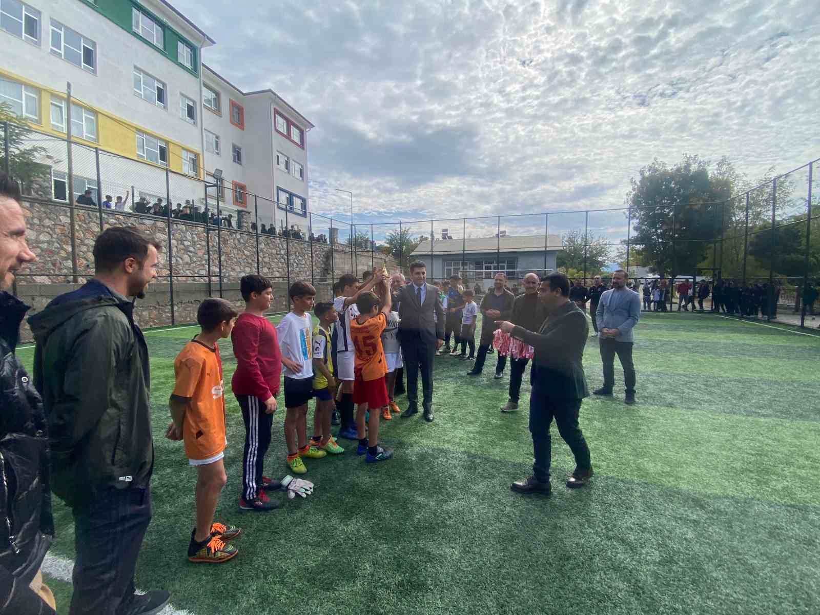 Arıcak&rsquo;ta ortaokullar arası futbol turnuvası sona erdi
