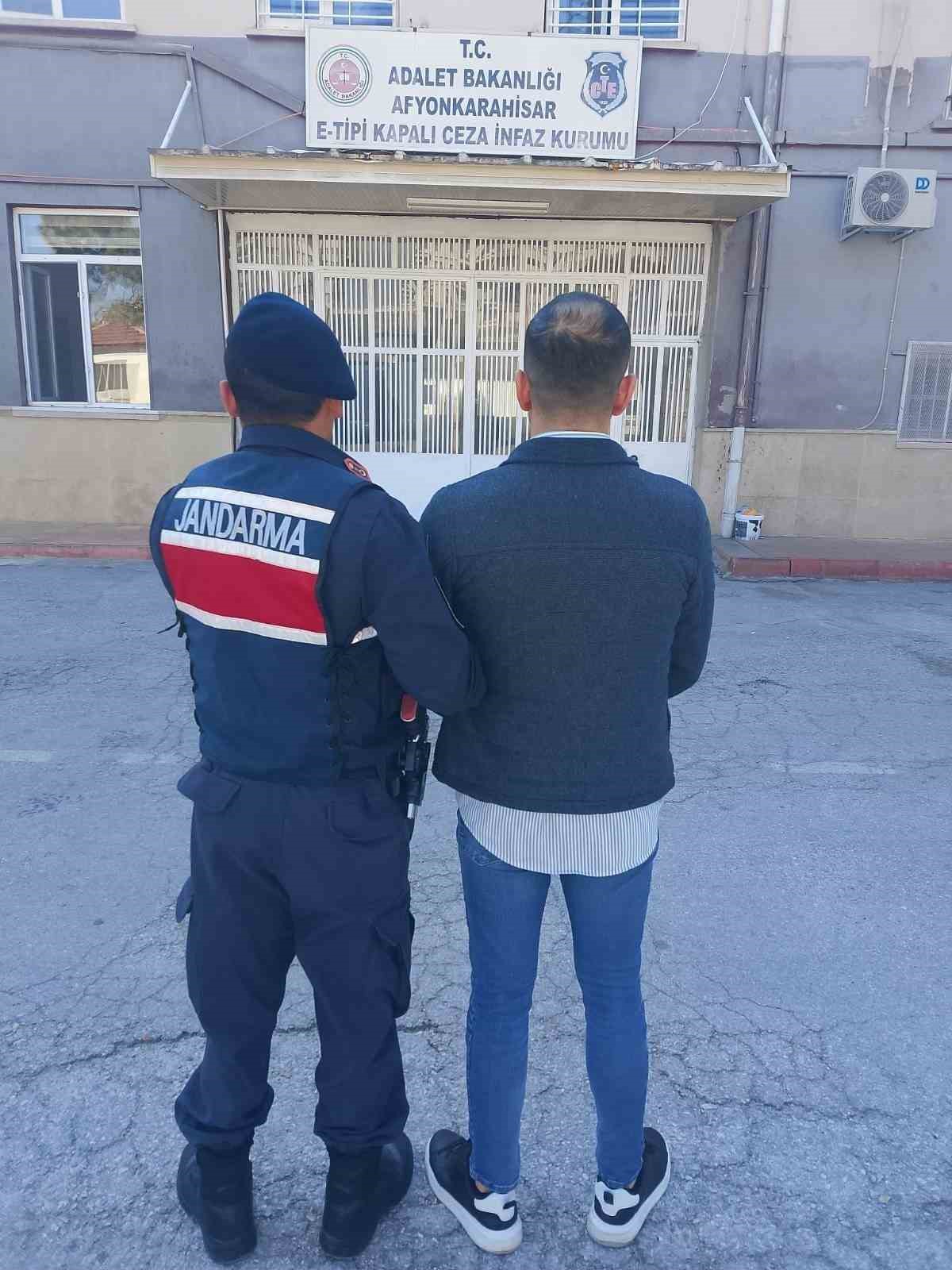 Jandarma &ccedil;eşitli su&ccedil;lardan aranan 37 kişiyi yakaladı
