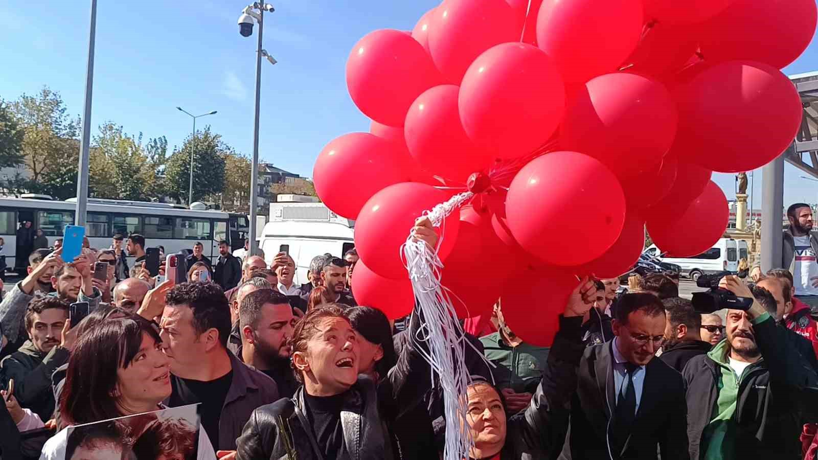 Anne Yasemin Minguzzi, destek için adliyeye gelen vatandaşlarla kucaklaştı